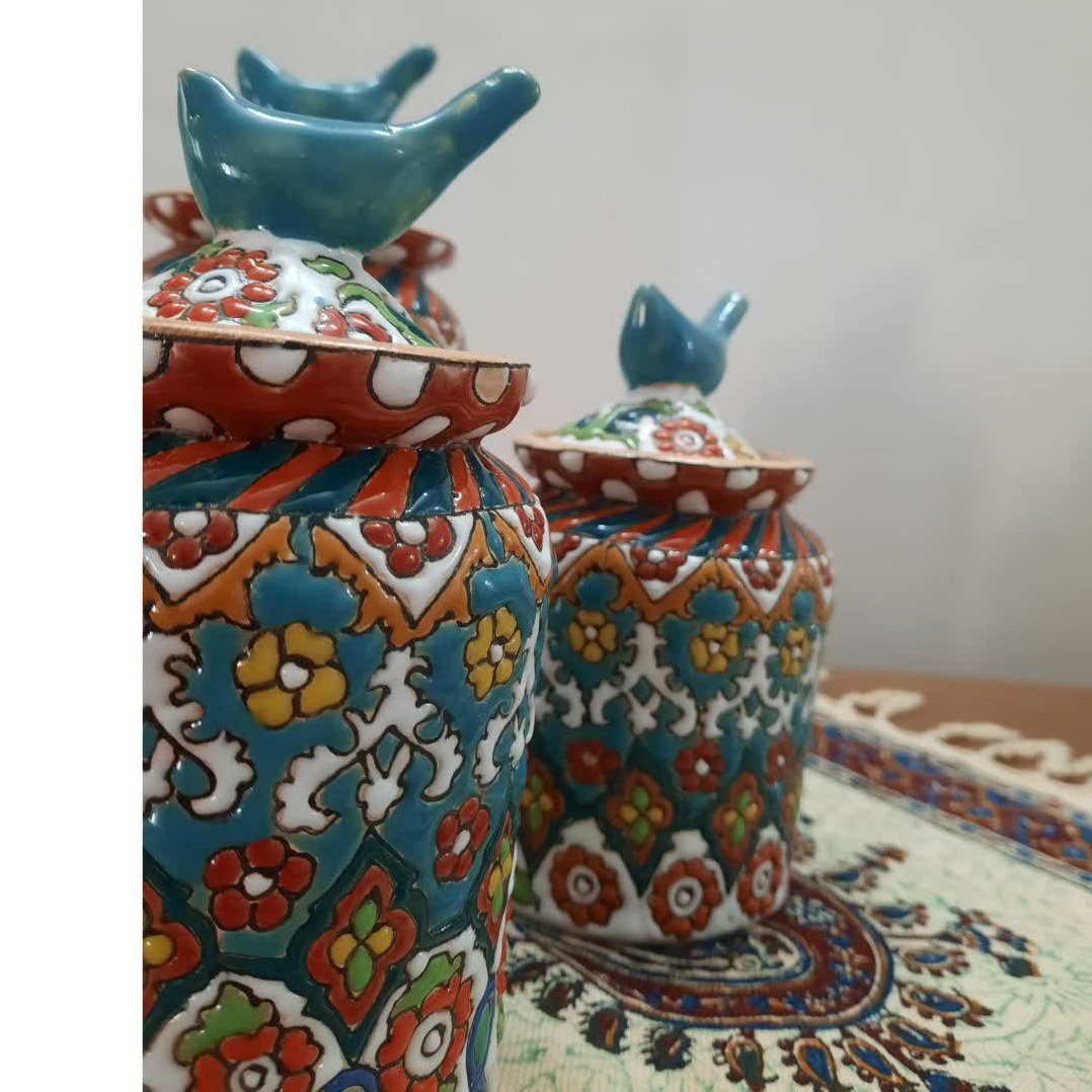 بانکه سه پایه:
:کوره ای و لعابی 
قابل شستشو 
 دکوری و مصرفی 
 کنید  جا ادویه و تنقلات 
مناسب خانم های ب