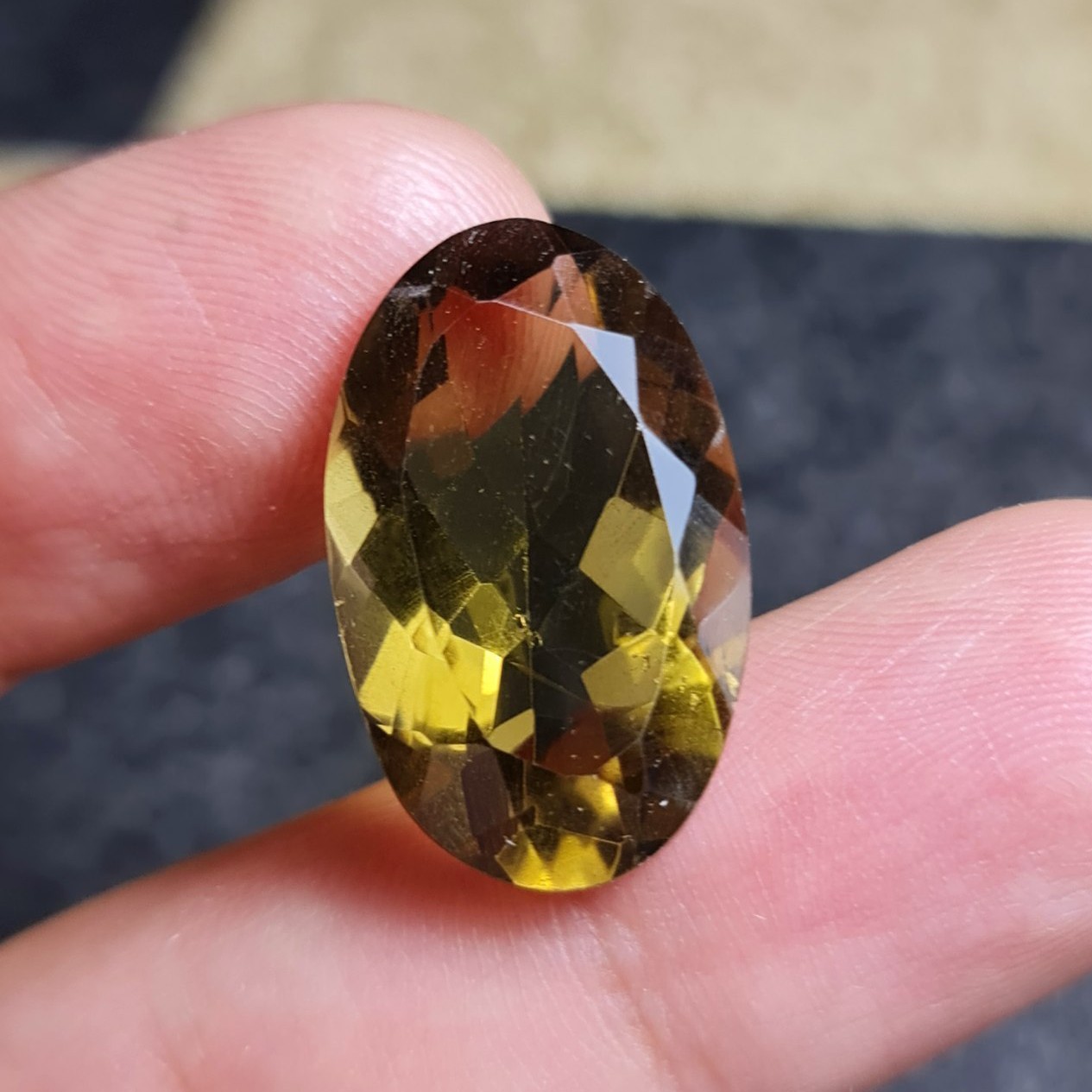  نگین زیبای سنگ هانی کوارتز معدنی آفریقایی با وزن 17قیراط 
کد 28758
