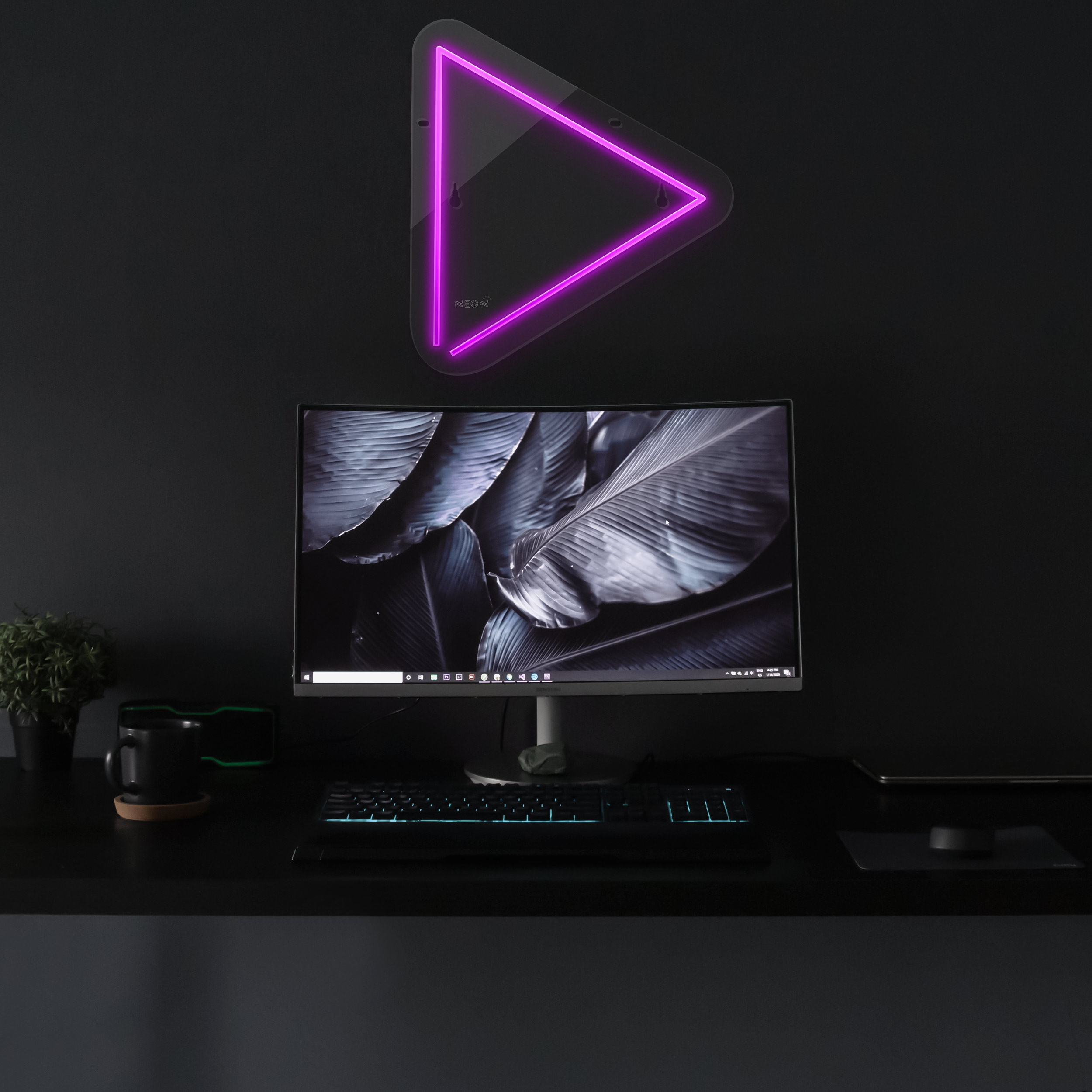 چراغ دیواری نئون دیزاین طرح Play_PR
