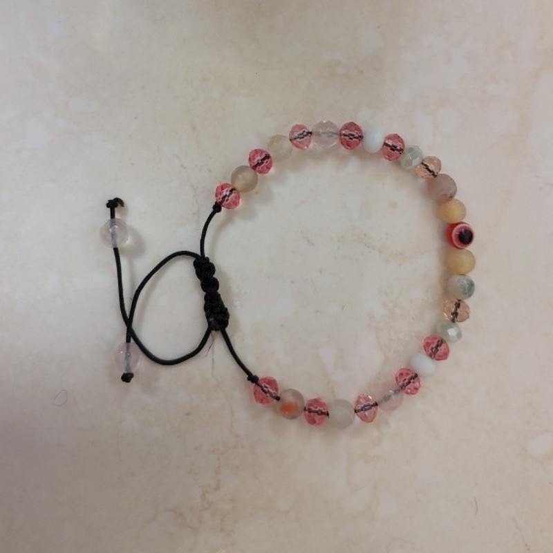 دستبند گره کشویی، ترکیب سنگ و مهره های رنگی و مهره چشم نظر