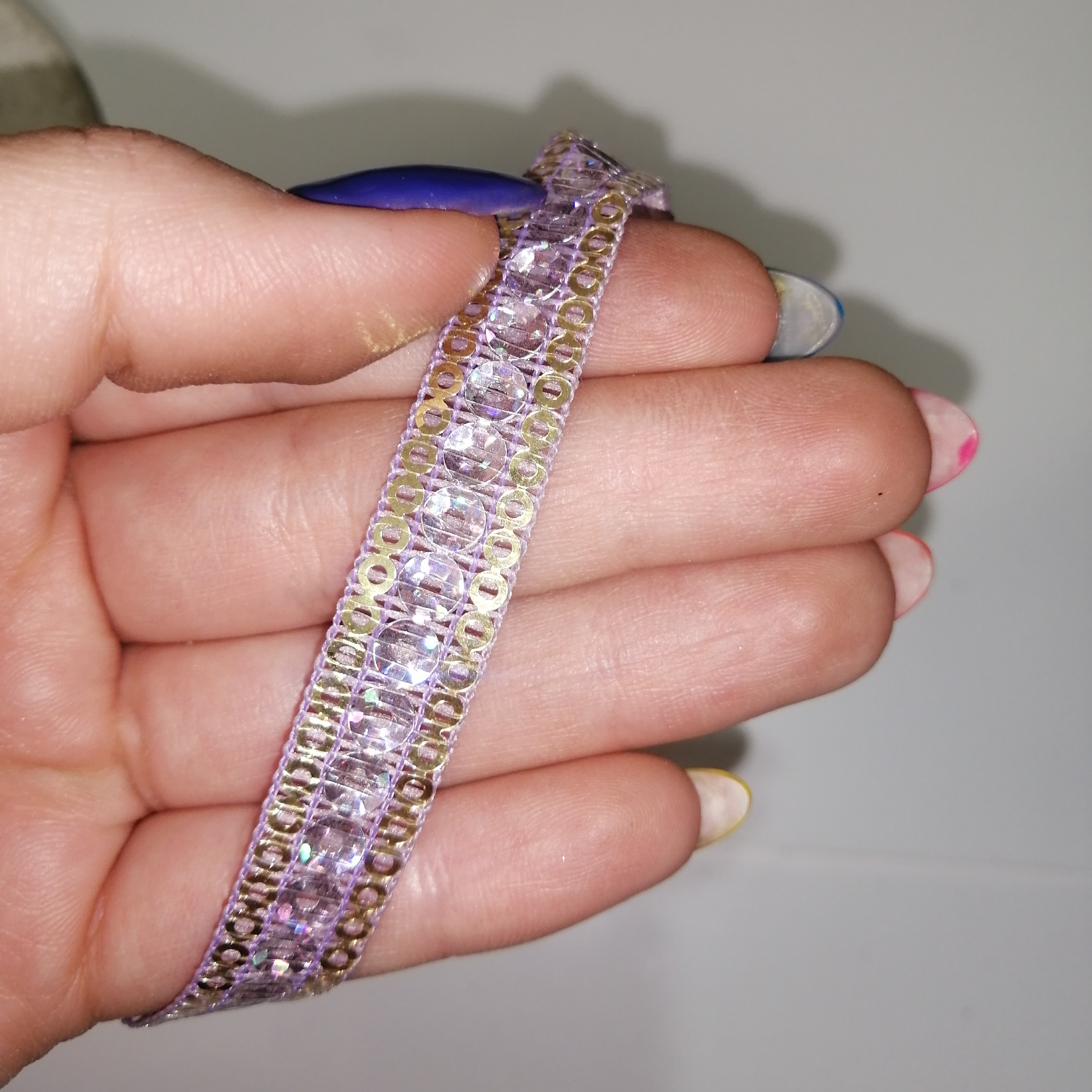 نوار یراق تزئینی لباس  توری طلایی یاسی پولکی زر دار عرض  یک  سانت و طول 1 متر 