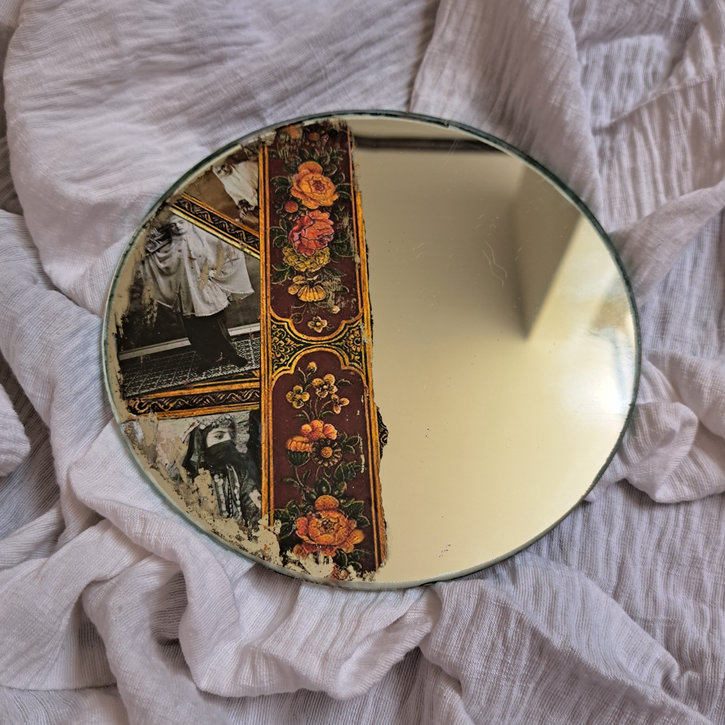 آینه آنتیک گرد طرح دختر قاجاری