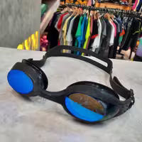 عینک شنا tian سیلیکیونی در دو رنگ مشکی و سفید شیشه uv دید واضح و 180 درجه ای