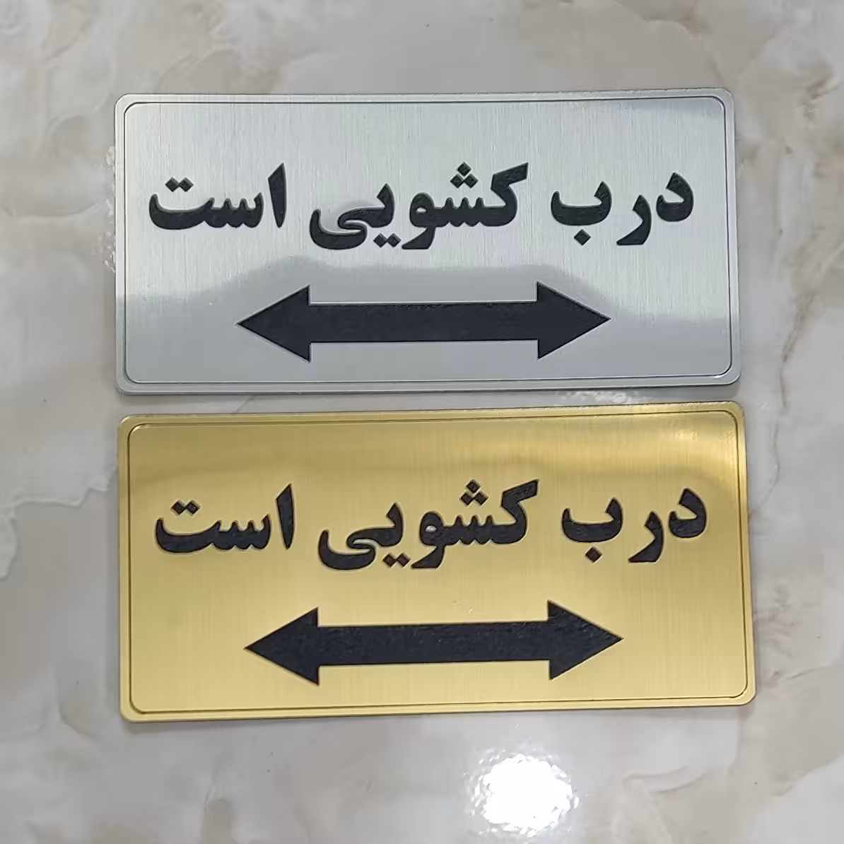 تابلو درب کشویی است با جنس مولتی استایل قابل شستشو و چسب ضد آب بسیار قوی برای نصب آسان در تمامی سطوح صاف در