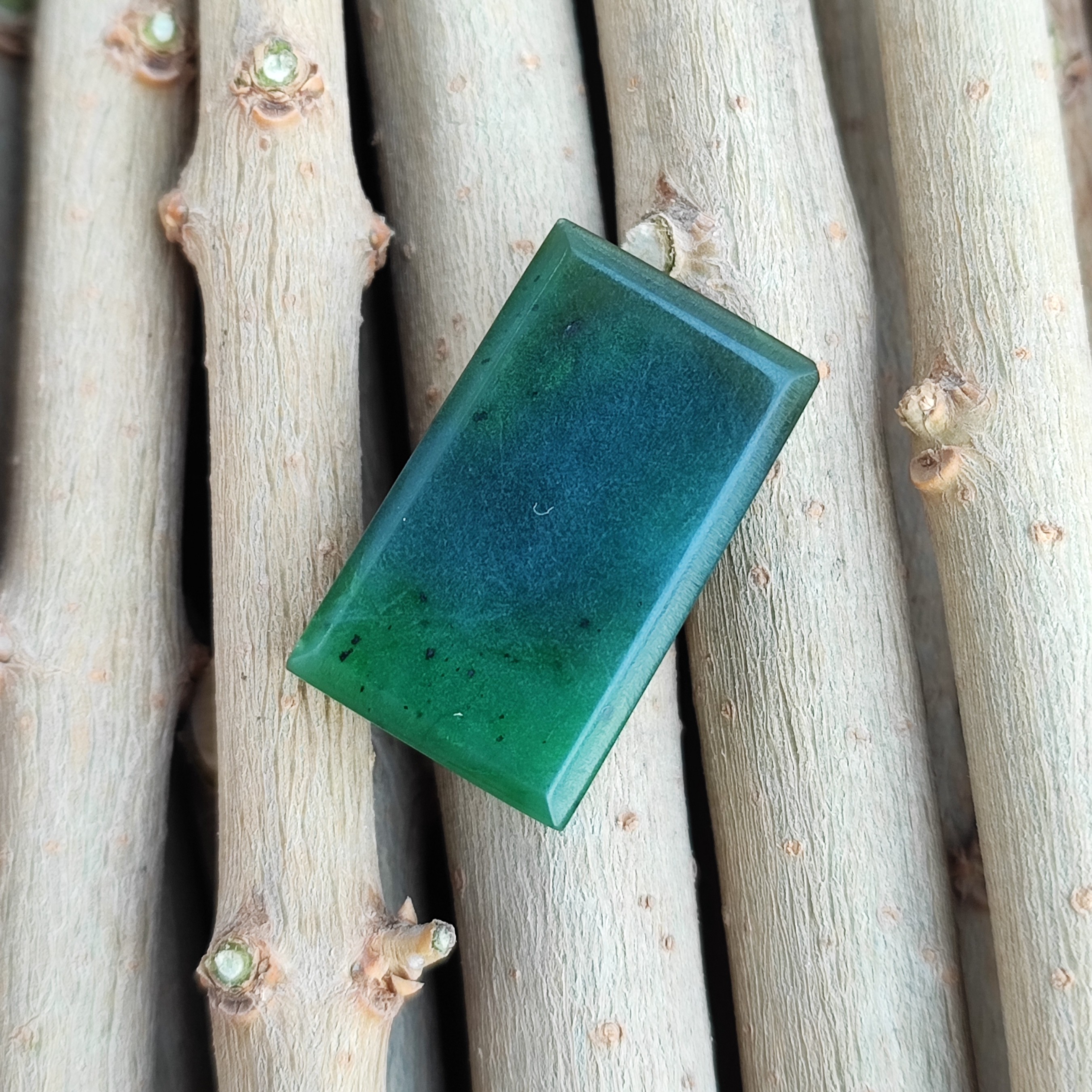 یشم خوشرنگ طبیعی تراش مستطیلی 