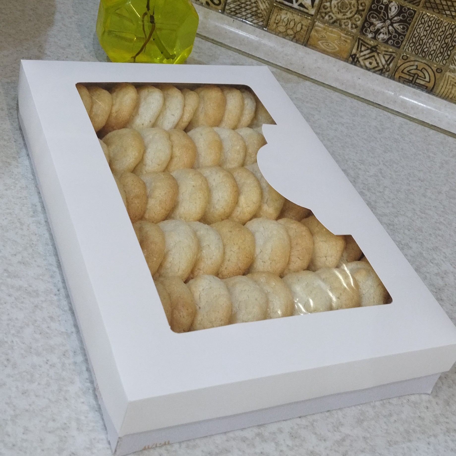 شیرینی نارگیلی خانگی،تهیه شده از مواد اولیه تازه،وزن تقریبی محصول یک کیلو.