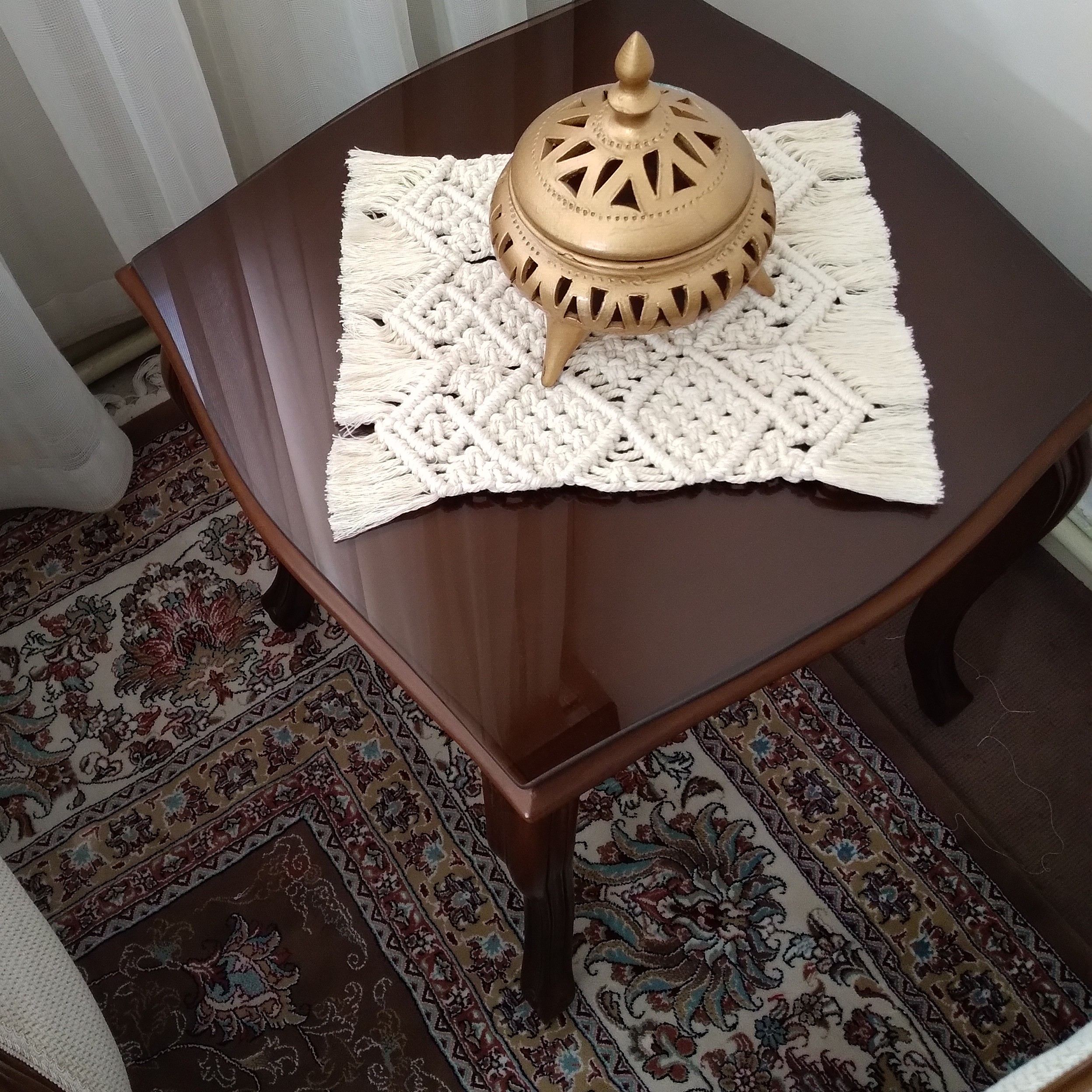 رومیزی مکرومه مربع 30 در 30 شیری رنگ مناسب میز عسلی