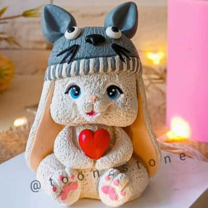 قالب سیلیکونی خرگوش کلاه دار  مناسب برای پودر سنگ  شمع سازی و پلی استر
