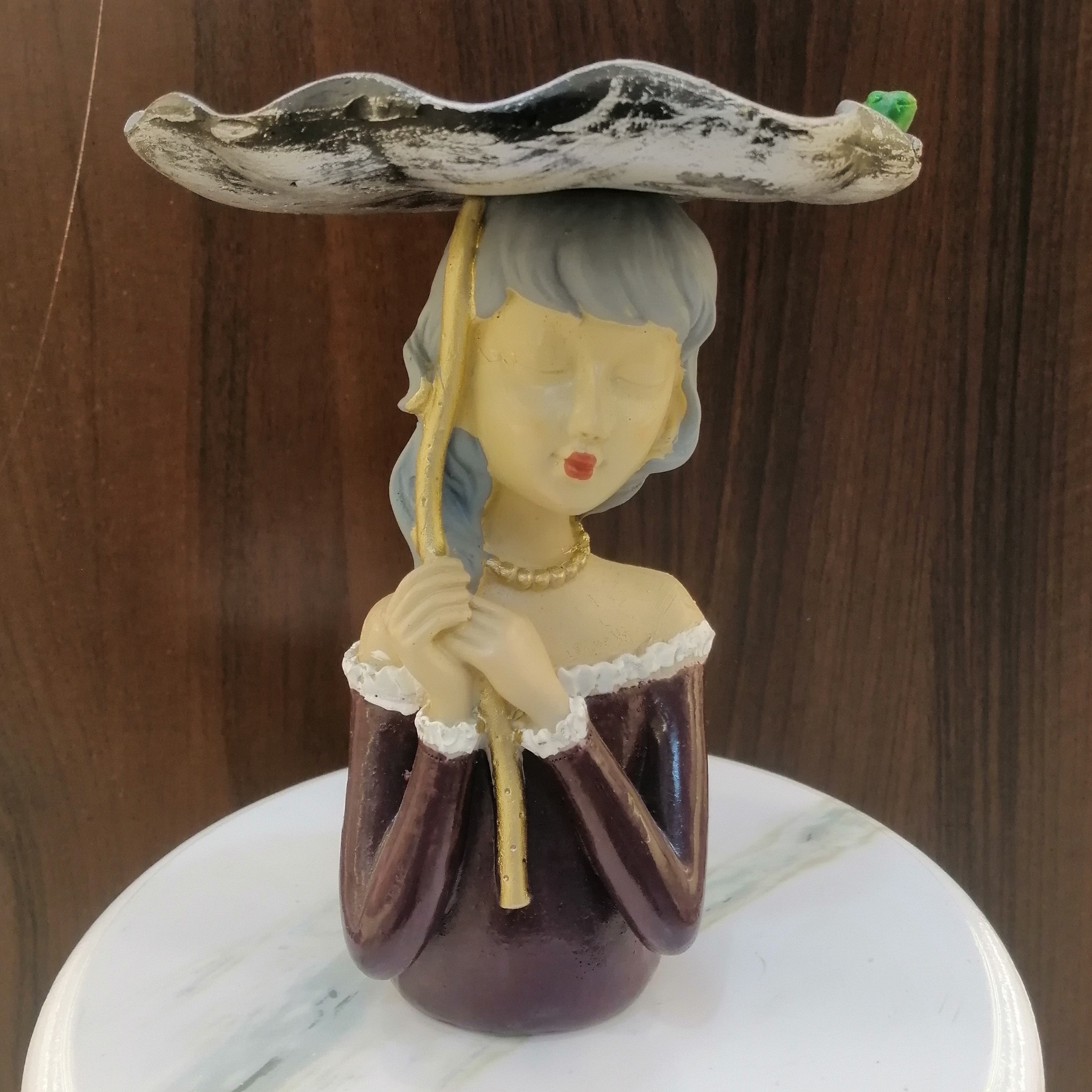 مجسمه و استند  دختر سینی به دست پلی استری کد 02