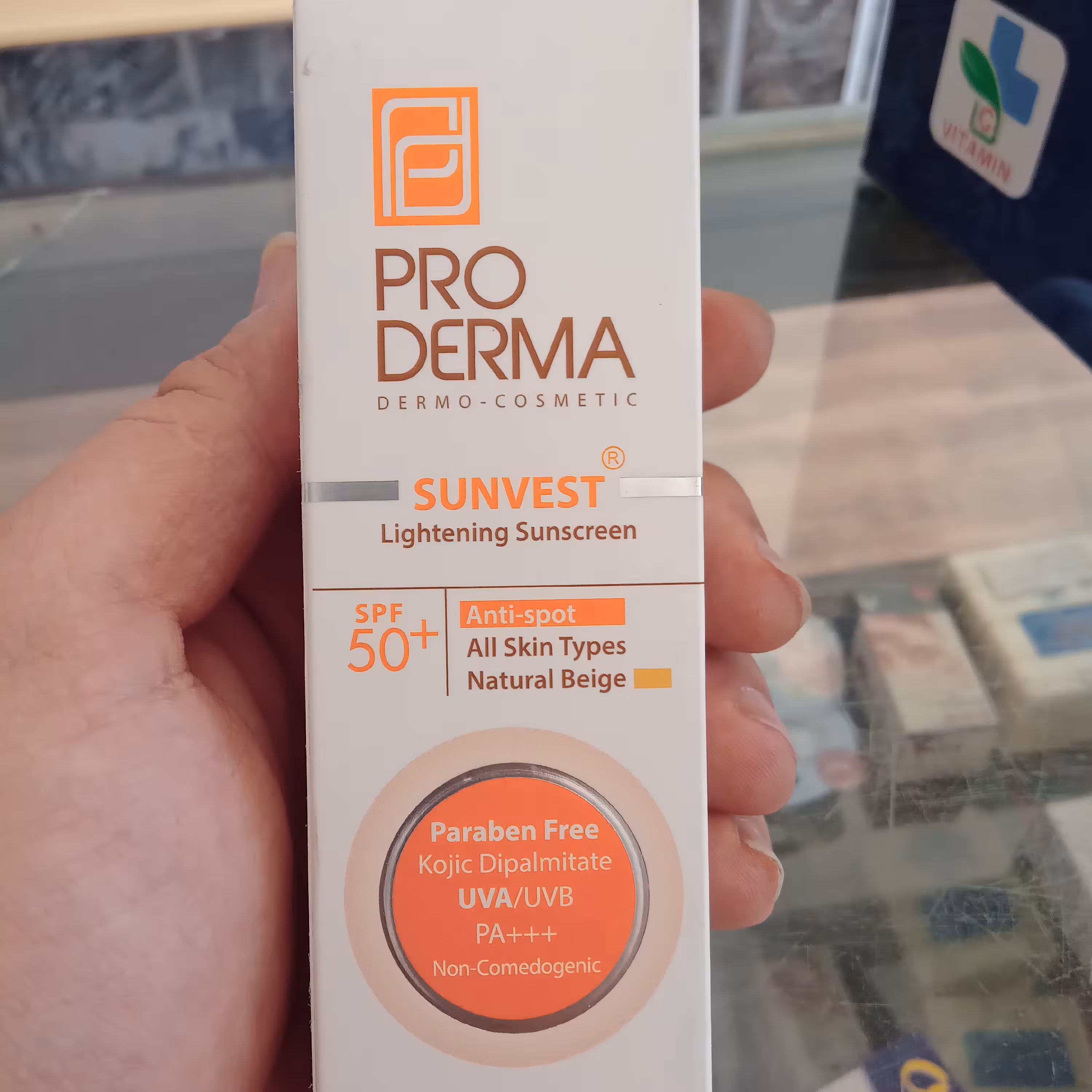 کرم ضد آفتاب و روشن کننده لک های پوست رنگ بژ طبیعی اس پی اف 50 پرودرما