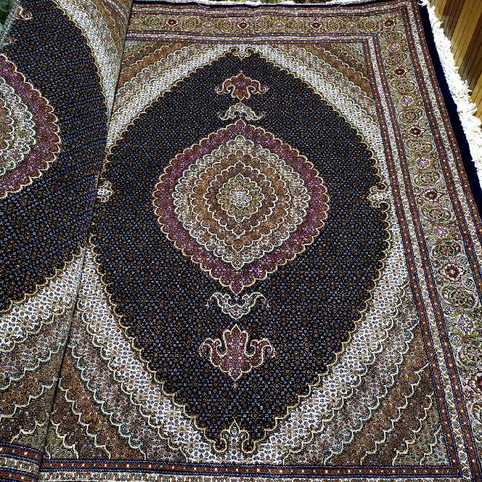 فرش دستبافت ماهی خرّم بافت خوی اندازه 6 متری مرینوس سرمه ای کد 145