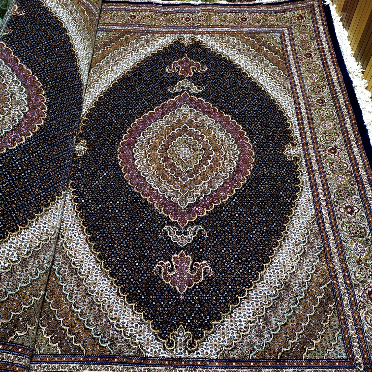 فرش دستبافت ماهی خرّم بافت خوی اندازه 6 متری مرینوس سرمه ای کد 145