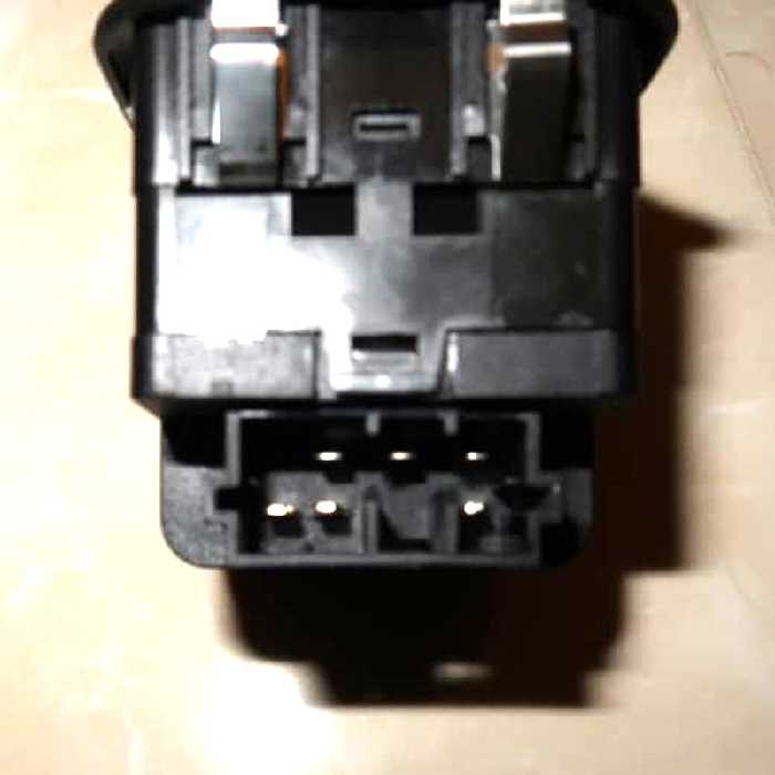 کلید شیشه بالابر ام وی اچ کد 56485 مناسب برای پژو 206 تیپ 2 