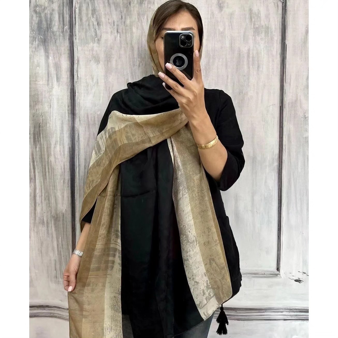 شال نخی مشکی کرم در طرح بندی متنوع