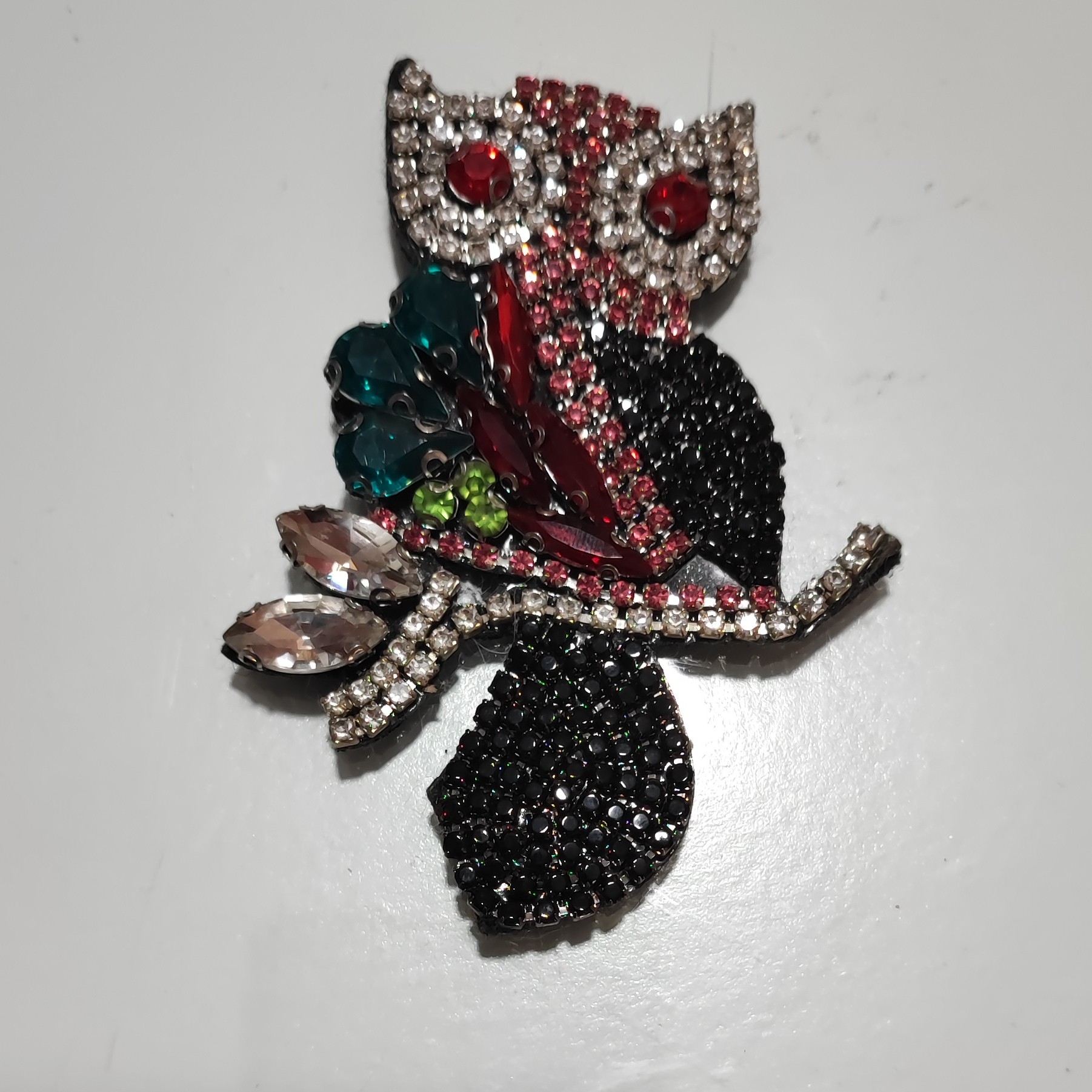 اپیلکه جغد با سنگهای تراش خورده ومهره های رنگی تزئین شده 