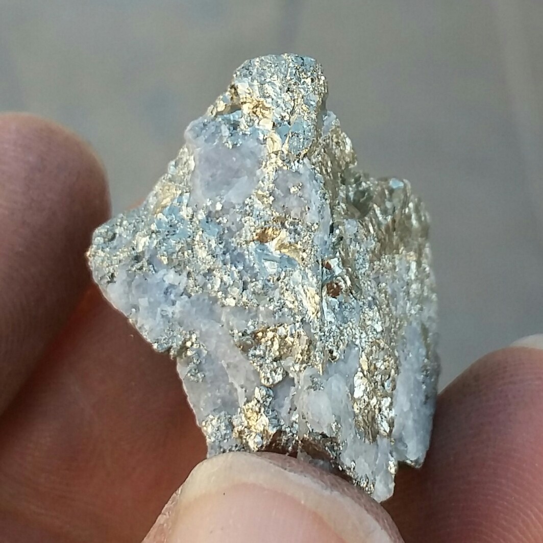 سنگ راف پیریت طلایی حبه شده همرشدی با بورنیت ملقب به سنگ طلا  100 در 100 طبیعی شاهکار خلقت
بی نظیر
کد11857