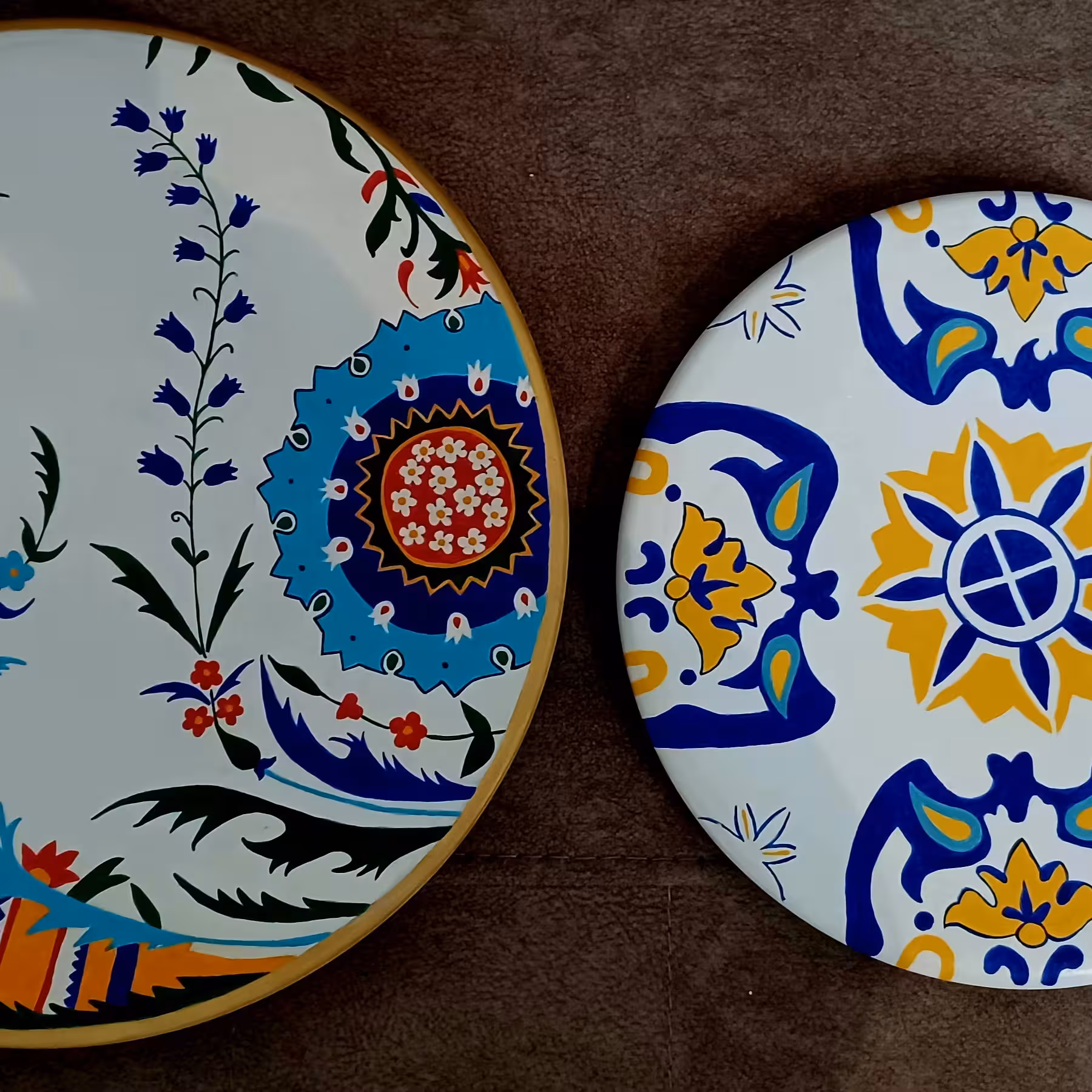 دیوارکوب سفالی کارشده با دست و رنگ اکرولیک به سایز های25و20سانت