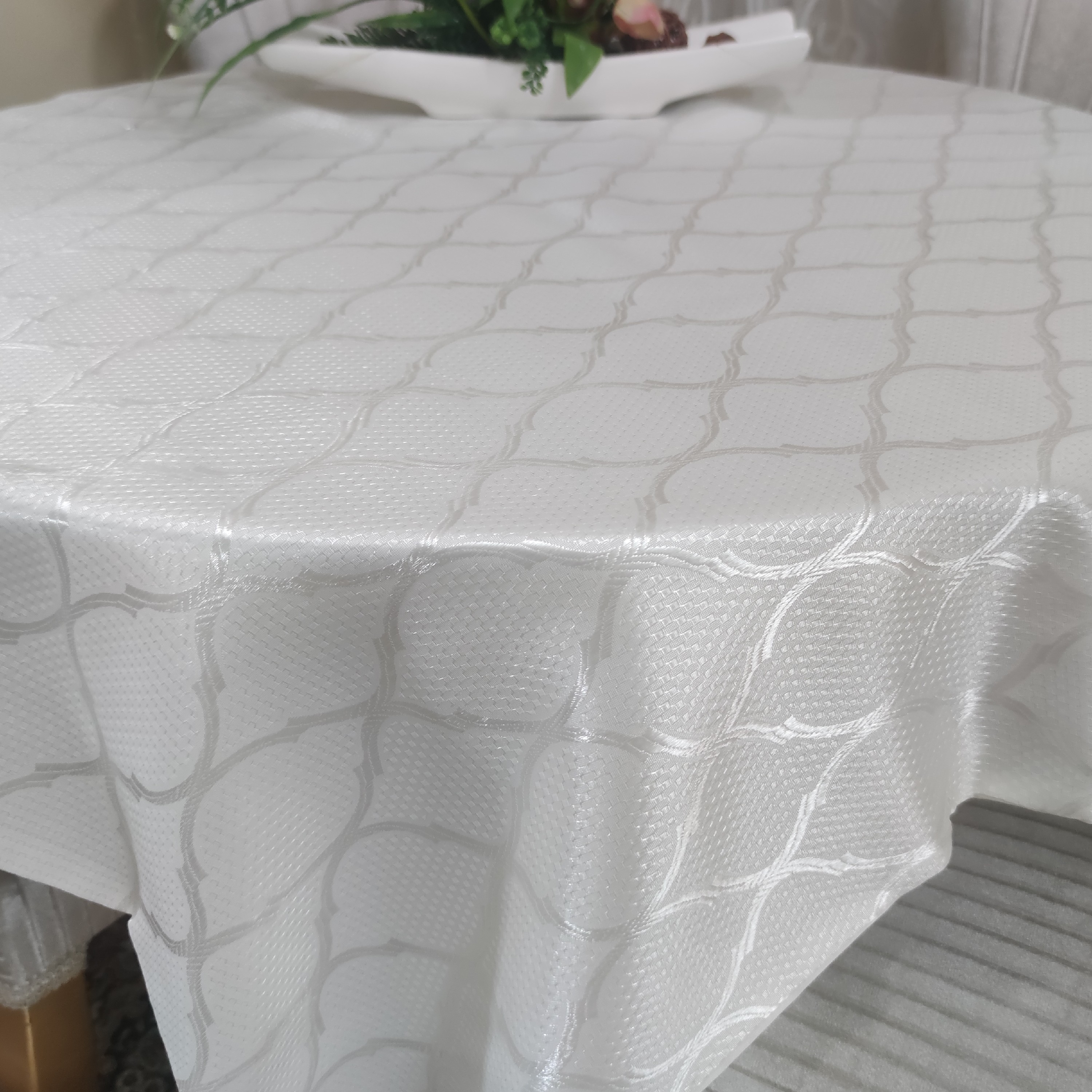 رومیزی با وزن 250 گرم و رنگ نباتی از جنس ساتن بسیار با کیفیت و زیبا