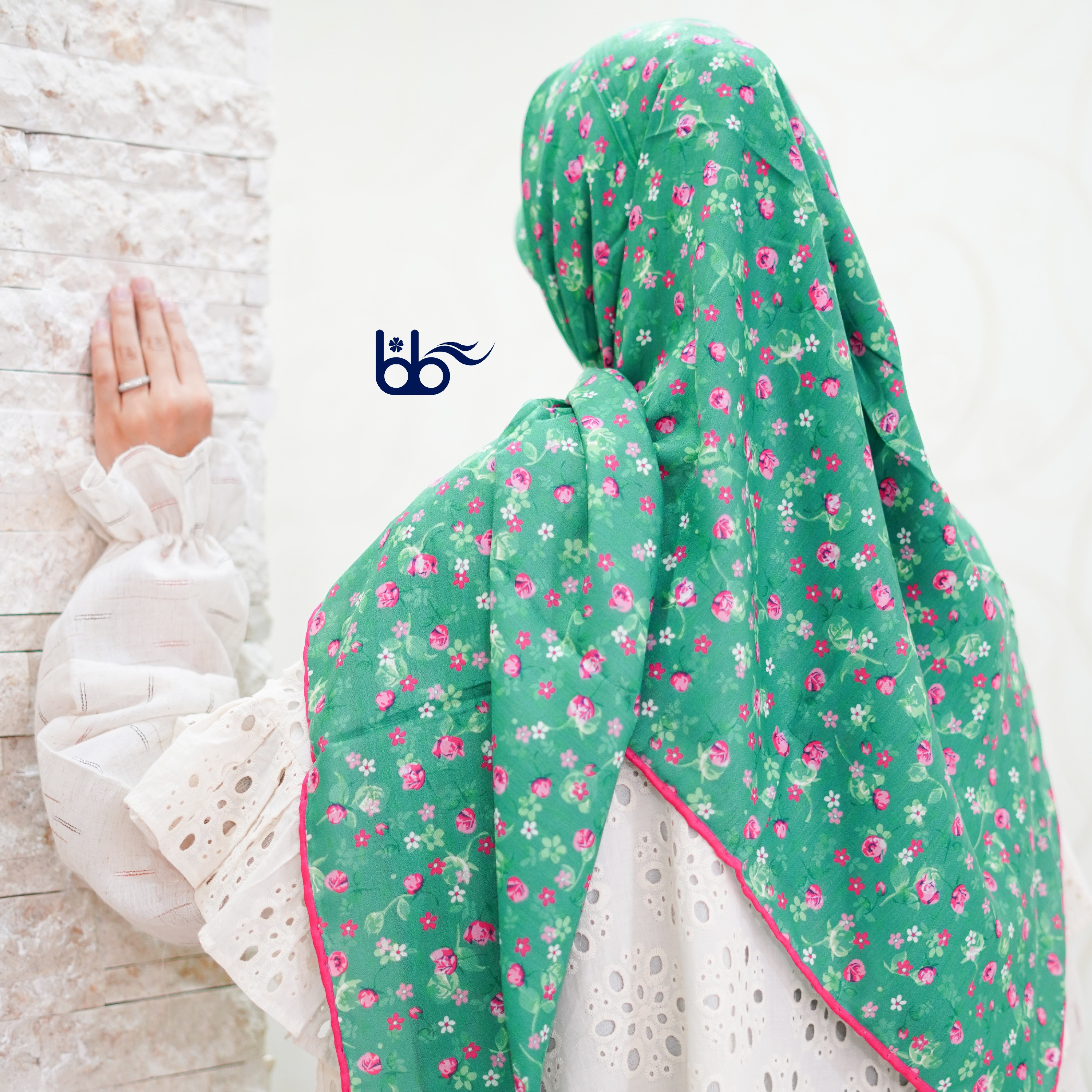 روسری نخ ابریشم گلگلی زمینه سبز رنگ قواره بزرگ دور دوخت و لطیف با ایستایی عالی 