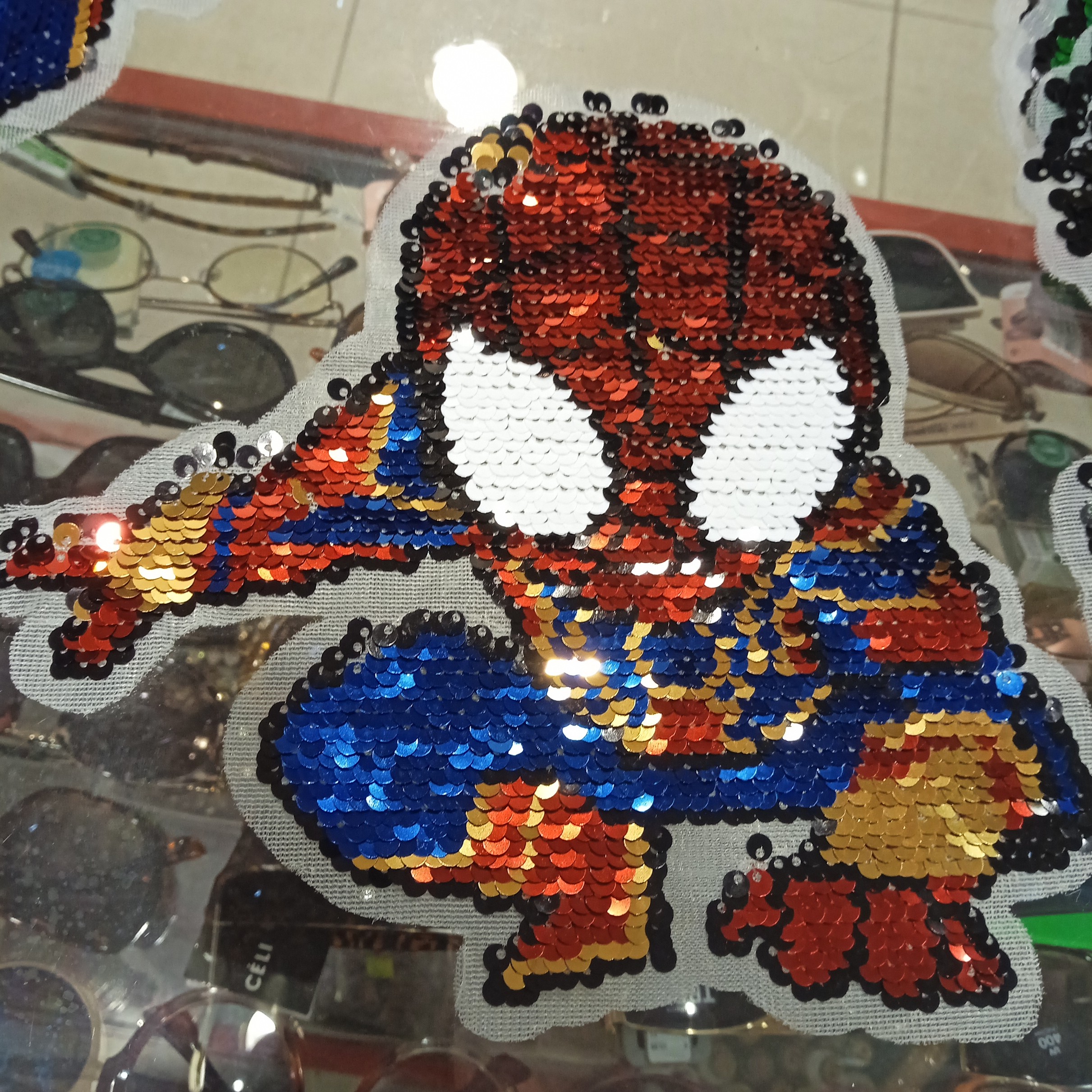 برچسب با دوخت روی لباس 