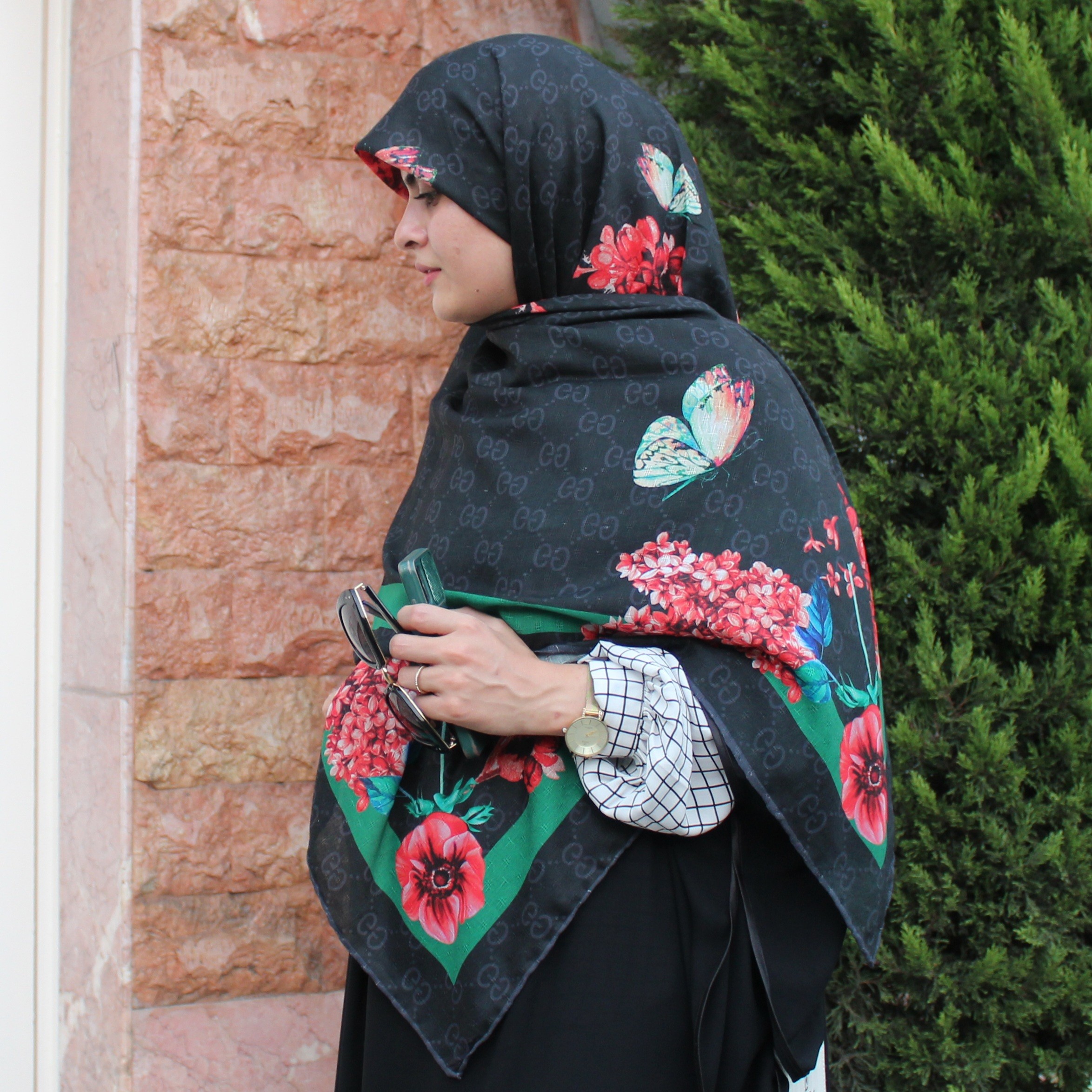 روسری نخ گارزا با دو رنگ حاشیه و گل (عکسها رو ورق بزنید)