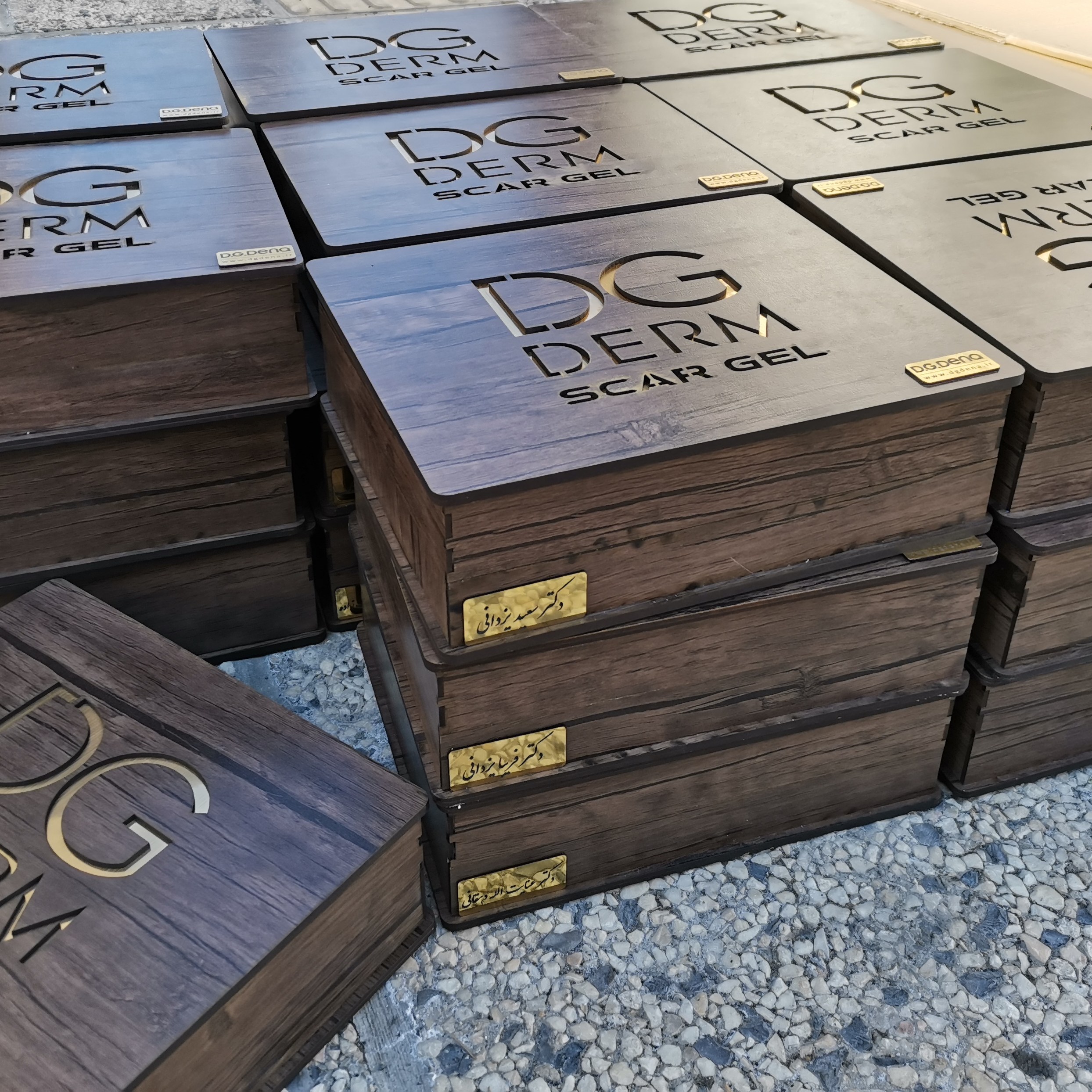 جعبه کادویی و تی بگ دمنوش

(جای  سررسید  و خودکار)...

جنس ام دی اف 3 میل دوبل

