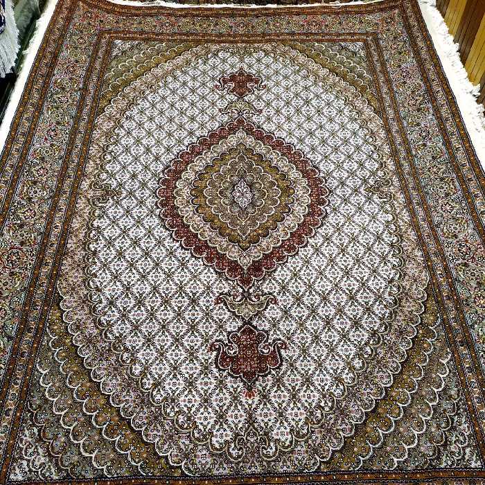 فرش دستبافت ماهی خوی بافت خوی اندازه 6 متری رنگ متن کرم کد136