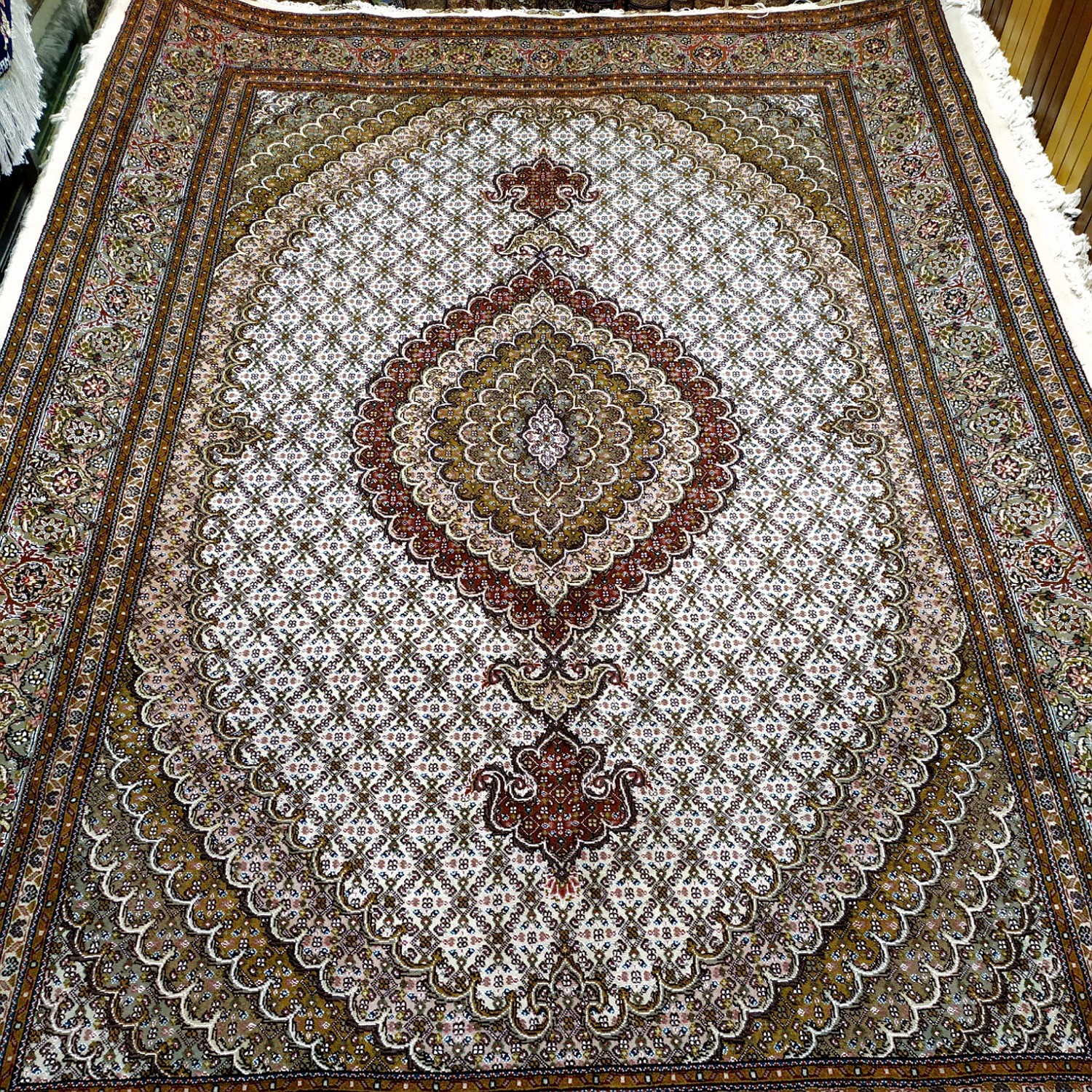 فرش دستبافت ماهی خوی بافت خوی اندازه 6 متری رنگ متن کرم کد136