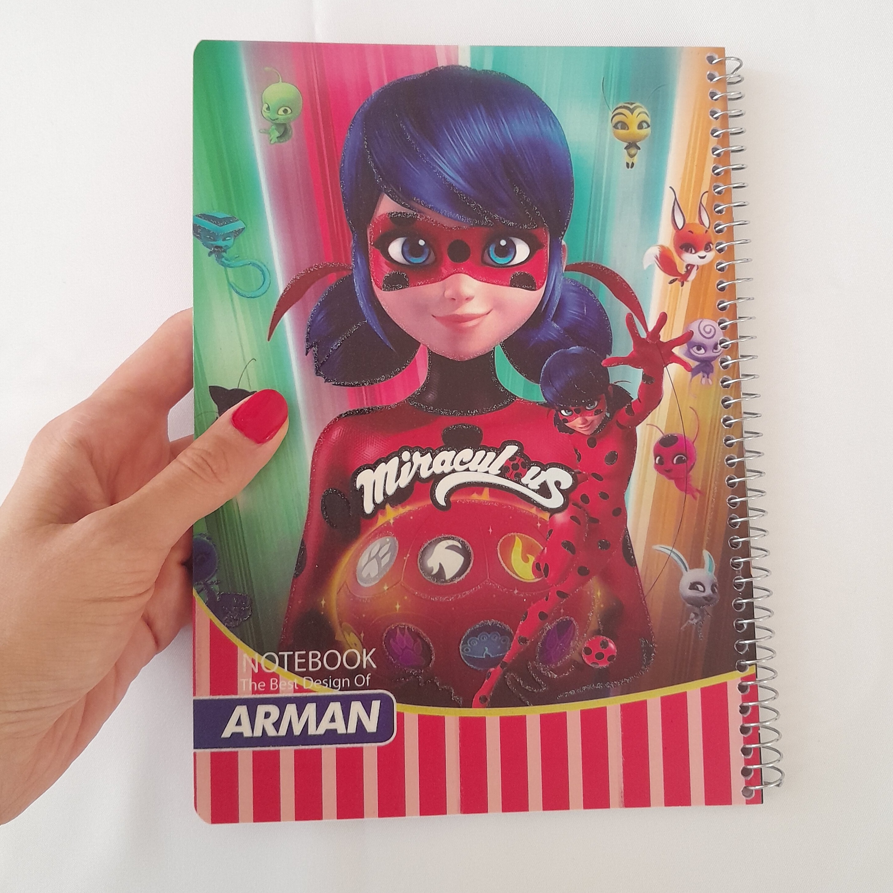 دفترسیمی50برگ آرمان دارای روکش سلفنی براق روی جلد کارتونی درطرح های متنوع(کد2)