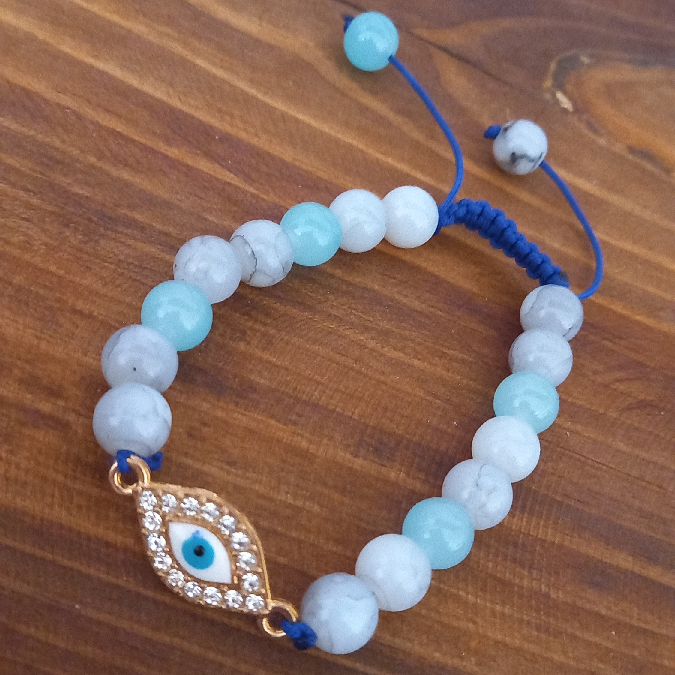 دستبند چشم نظر آبی یخی رنگ ثابت مهره آبرنگی گره کشویی