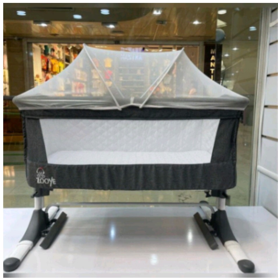 تخت و گهواره کنار مادر زویه