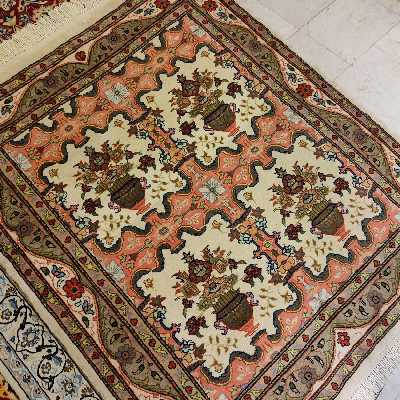 فرش دستباف یک و نیم متری طرح گلدانی مدل AA110