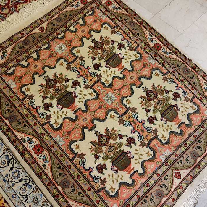 فرش دستباف یک و نیم متری طرح گلدانی مدل AA110