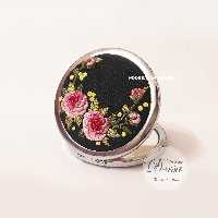 آینه کیفی گلدوزی شده طرح رز قاب فلزی دایره