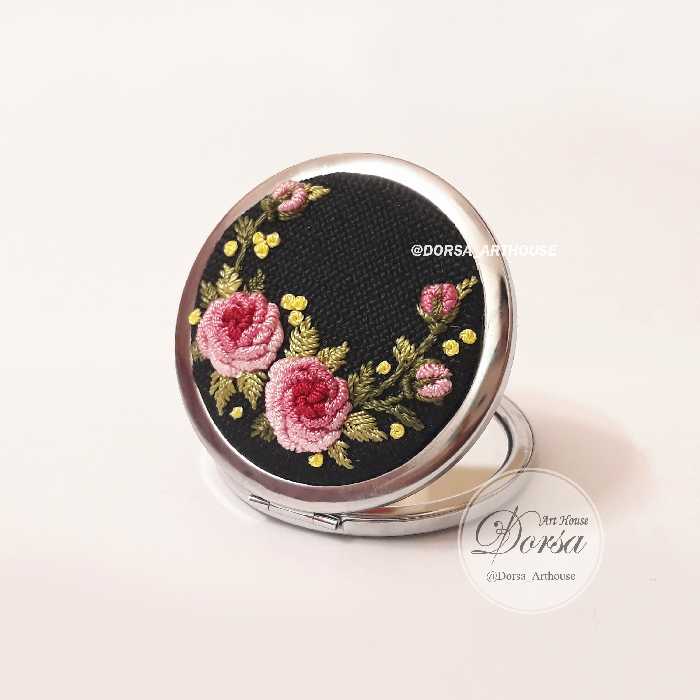 آینه کیفی گلدوزی شده طرح رز قاب فلزی دایره