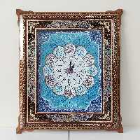 ساعت مینا کاری روی صفحه مسی با قاب خاتم کاری نفیس و نقاشی تذهیب با سایز 64 در 74 سانتی متری