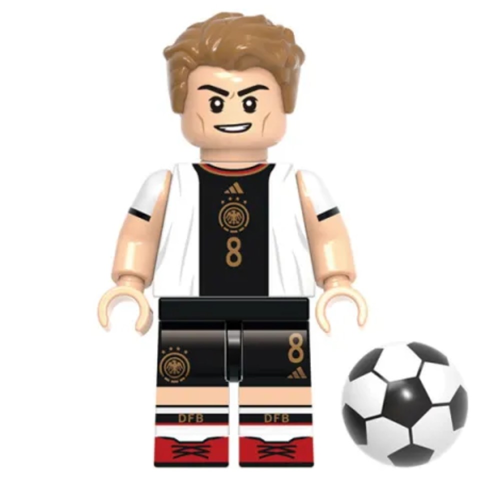 لگو تونی کروس با توپ و لباس آلمان