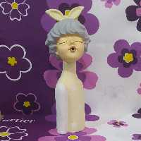 مجسمه نیم تنه دختر سوت زن