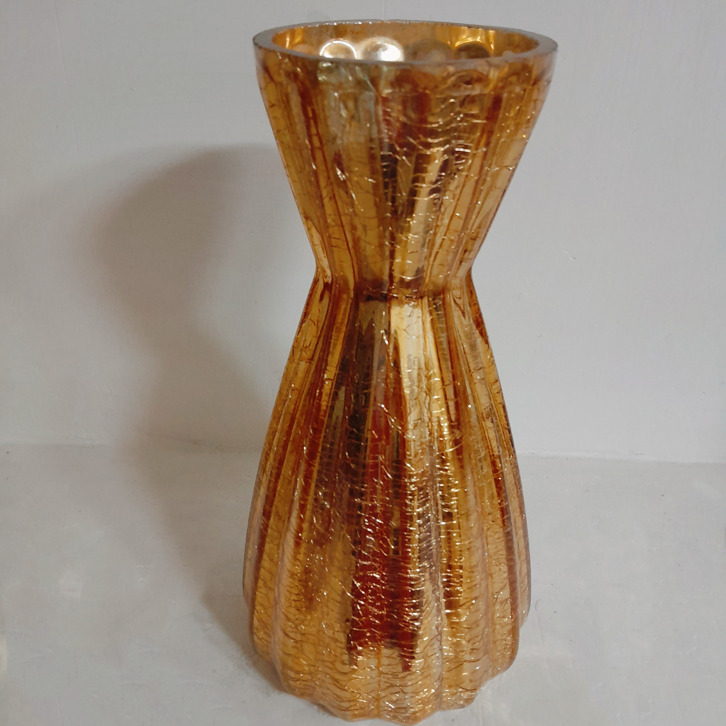 گلدان زنبق طلایی