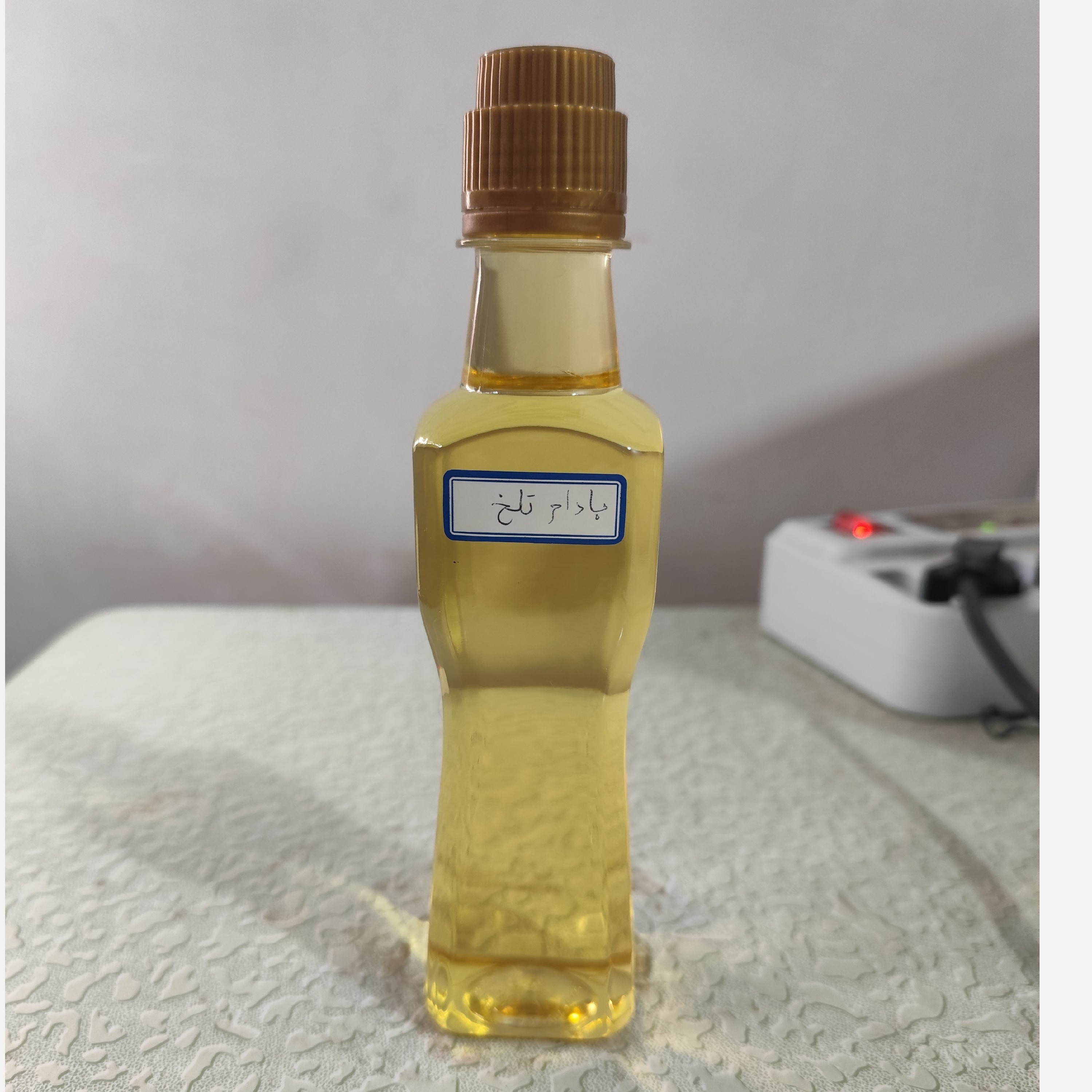 روغن بادام تلخ ربع  لیتری اصل و خالص درجه یک (لک صورت چین و چروک اگزما آبرسان پوست شوره مو تقویت ابرو)