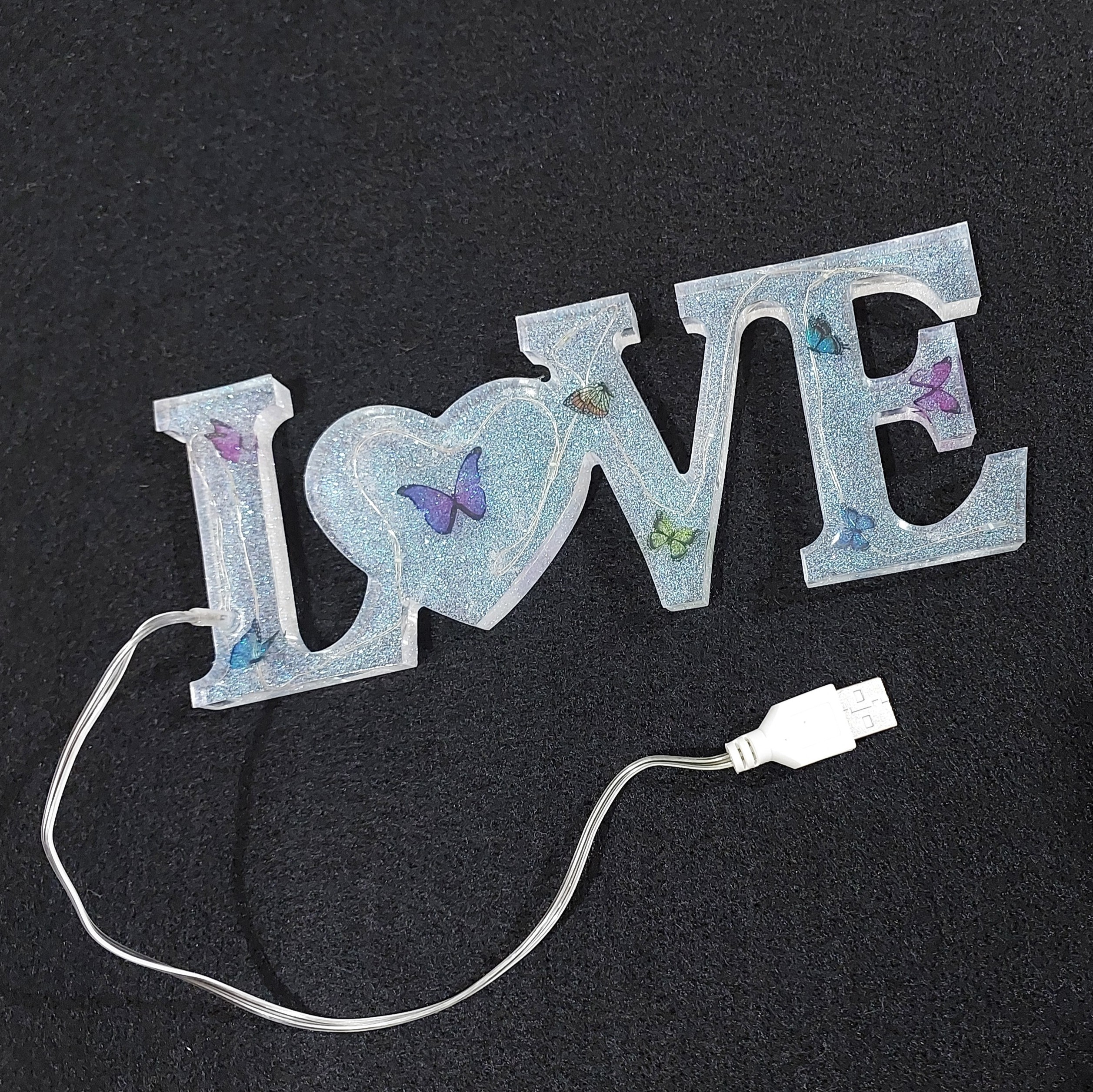 چراغ خواب تمام رزینی LOVE با تزئین پروانه های زیبا آماده استفاده با کابل USB
