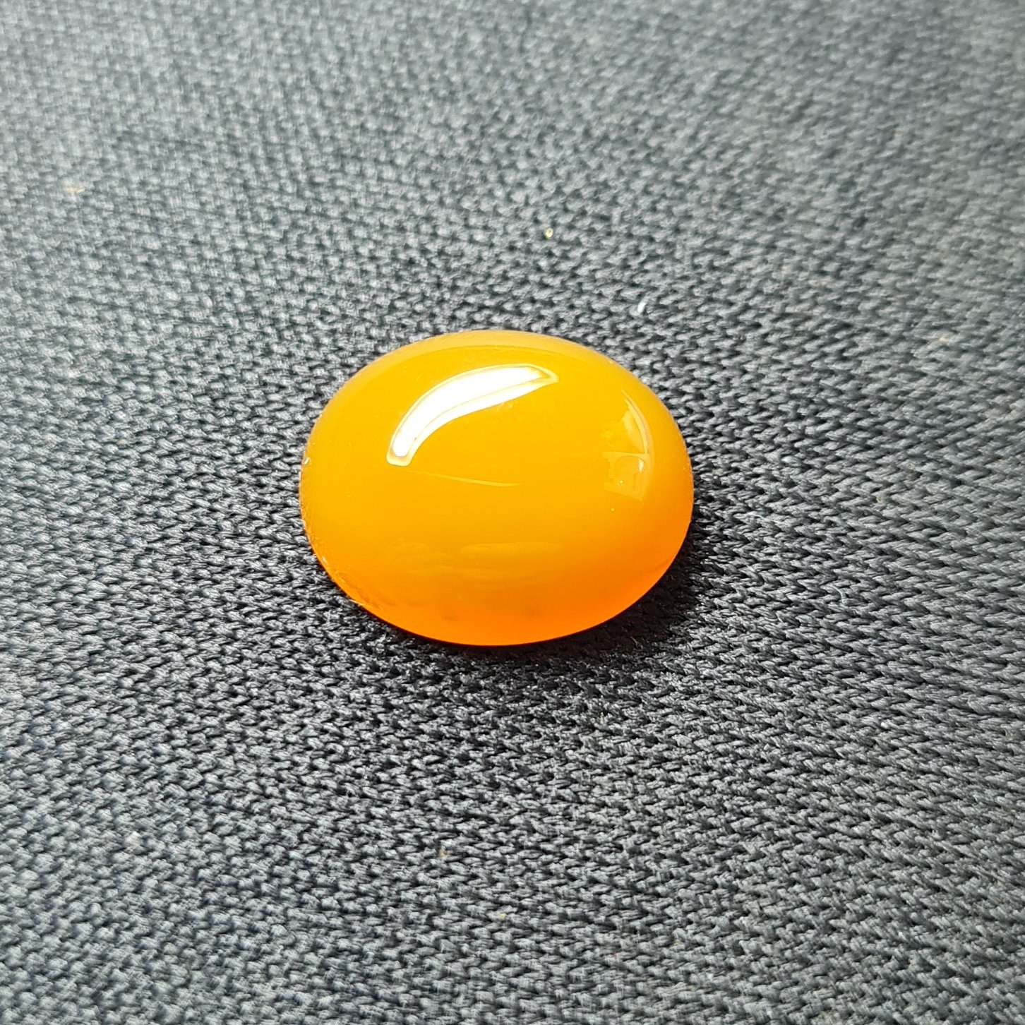 نگین عقیق پرتقالی ( طول: 1.2 سانتی متر. عرض: 1 سانتی متر. ارتفاع: 0.4 سانتی متر)