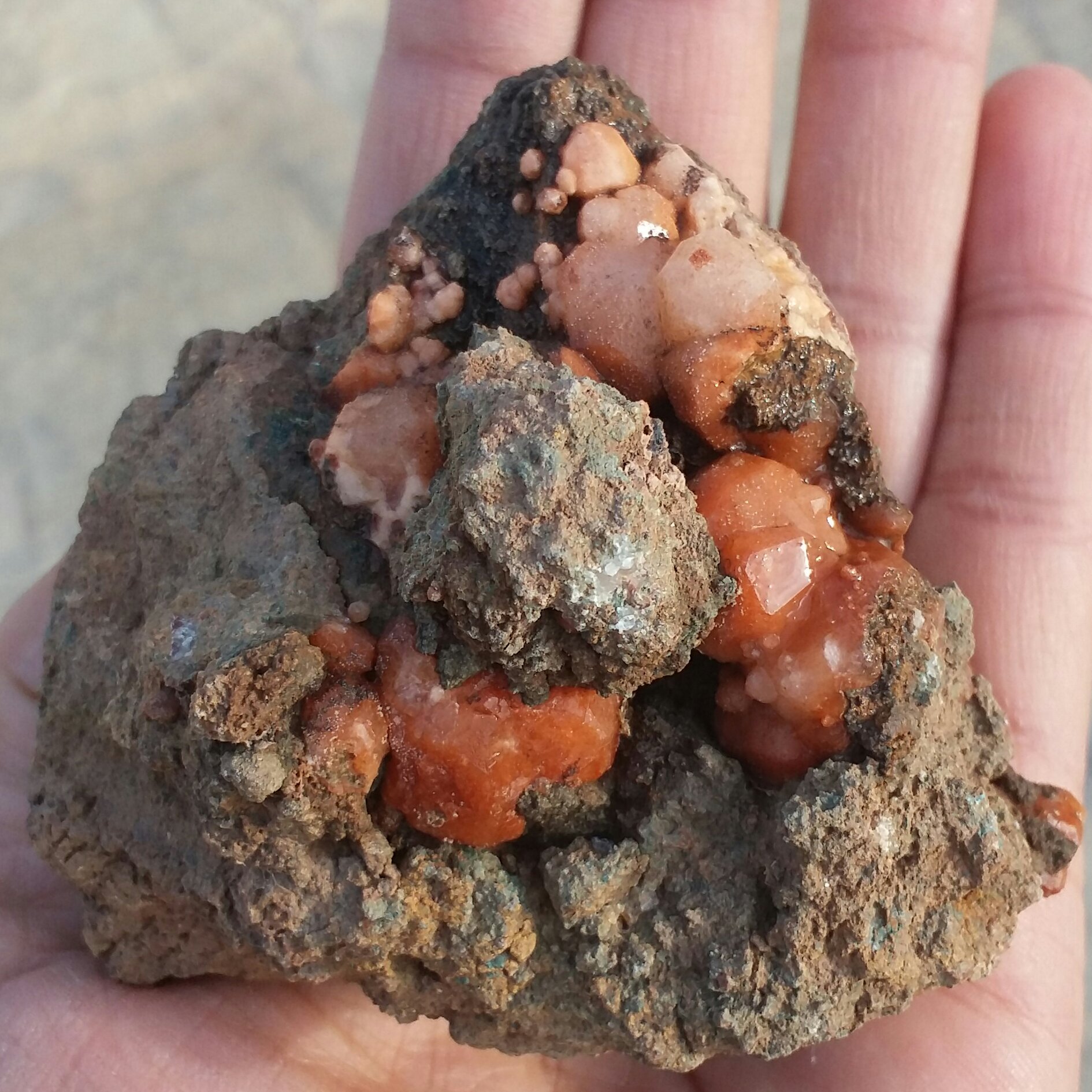 نمونه فوق کلکسیونی غولپیکر آنالیسم سرخ پر بلور بسیار درشت روی بستر  محشر  زیبا  بینهایت خاااص 100 در 100 طبیعی دیدنیییی