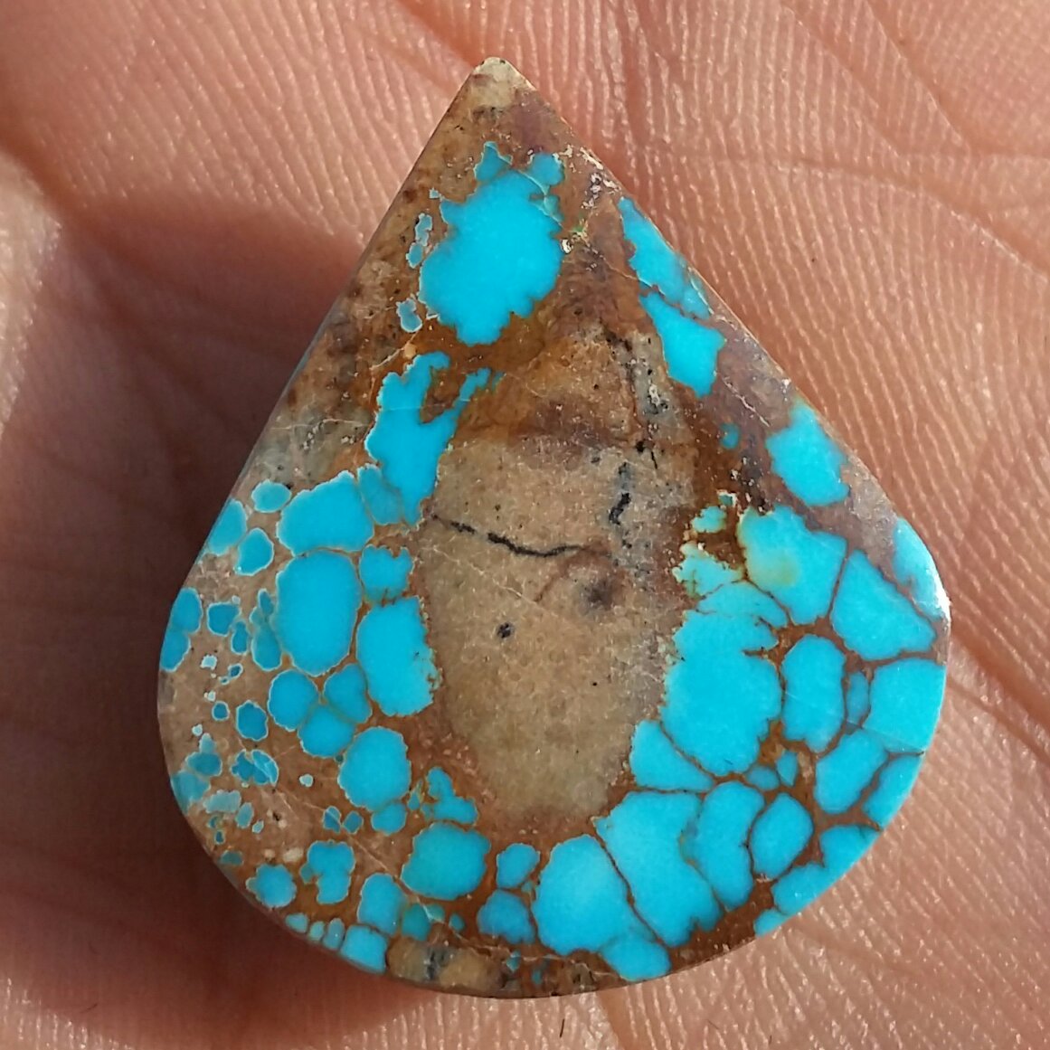 نگین فیروزه آبی عنکبوتی اصل نیشابور خوش رنگ و بسیار فاخر 
تراش فانتزی استادانه
کاملا طبیعی
سایز درشت
مدالی خاص کد 6789
