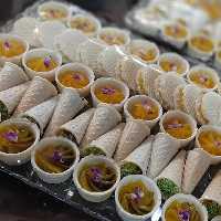 20 عدد پیش دستی هر عدد حاوی 200 گرم حلوا زعفرانی با عطر گلاب و کره 