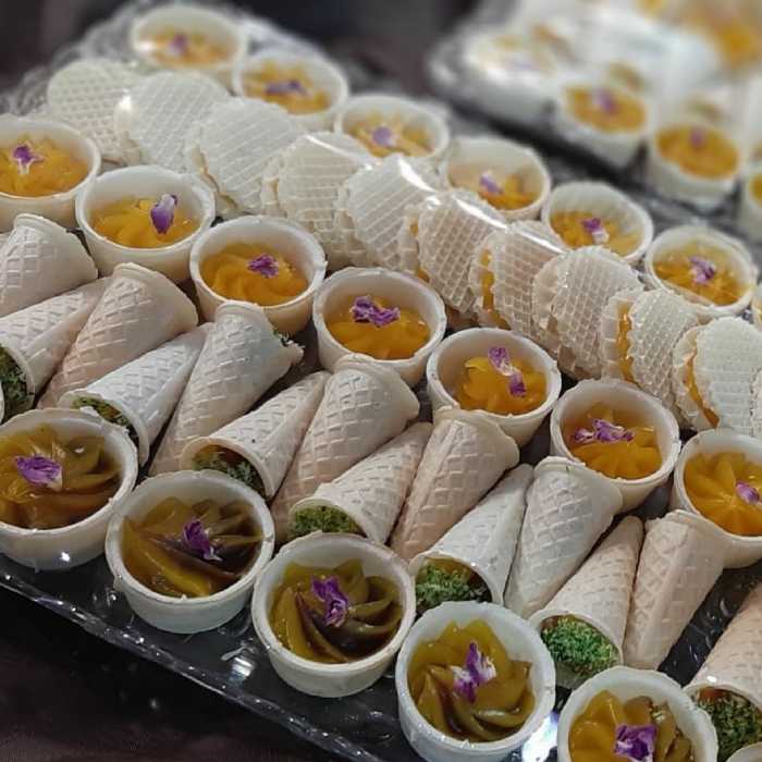 20 عدد پیش دستی هر عدد حاوی 200 گرم حلوا زعفرانی با عطر گلاب و کره 