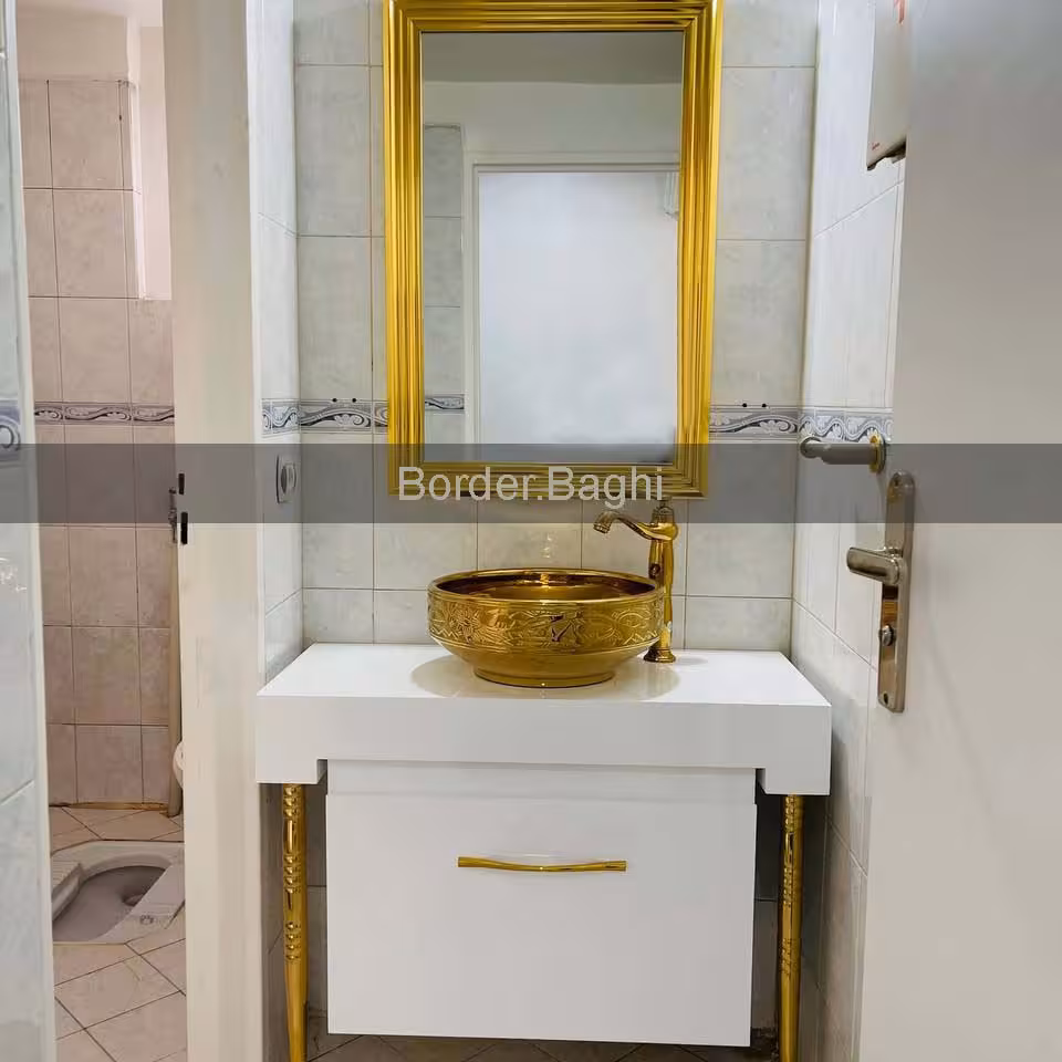 کار اجرا شده کابین روشویی مدل بردر سفید طلایی سایز 100 