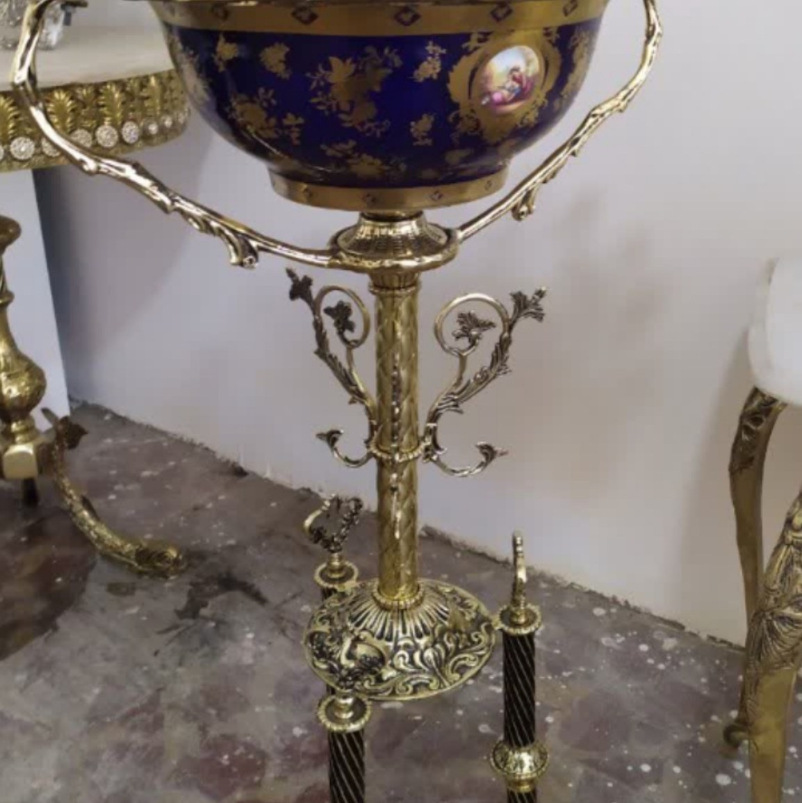 آجیل خوری کنار سالنی