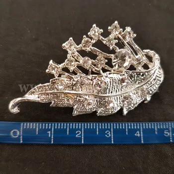 گل سینه پر نقره ای