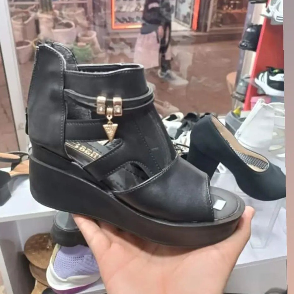 کفش تابستانی خوشگلمون رنگ سفید و مشکی در دو طرح پتینه و پیاله از سایز 37تا40